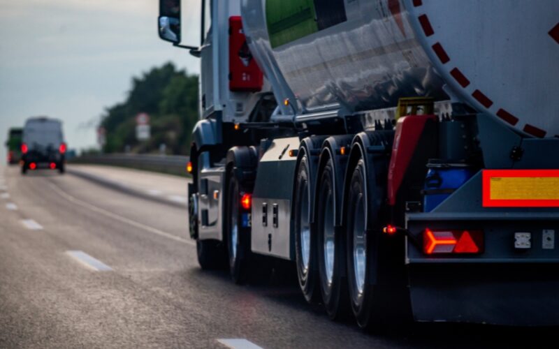 Jak przygotować auto ciężarowe do długiej trasy?